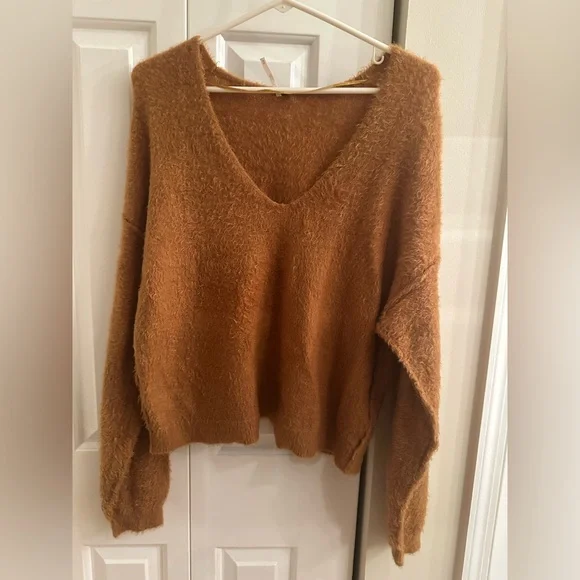 Bundle Alert Free People Oversized Fuzzy V-Neck Sweater & Levi’s jeans. - Picture 2 of 15